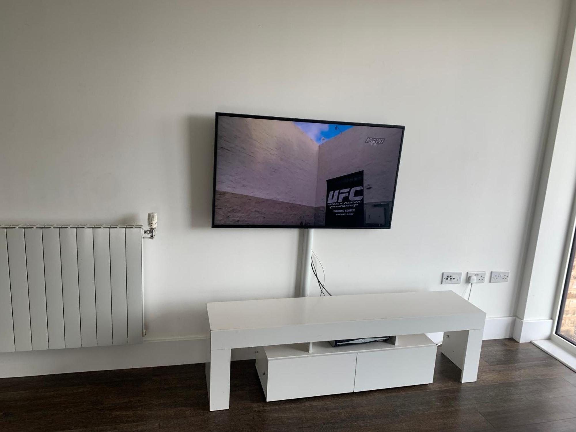 2 Bedroom 2 Bath 1 Ensuite In Roya Asenal Beautiful Views & Parking 런던 외부 사진