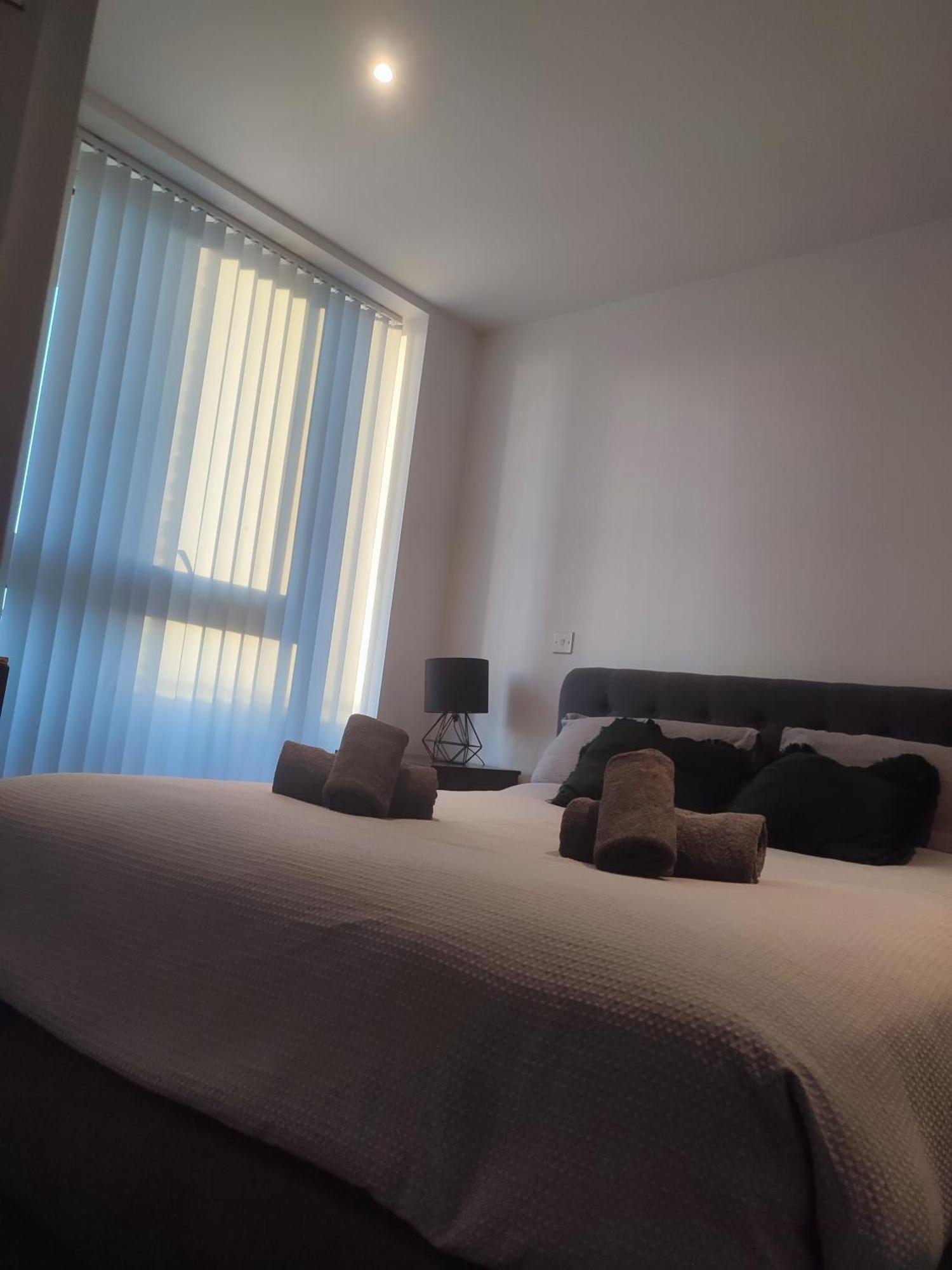 2 Bedroom 2 Bath 1 Ensuite In Roya Asenal Beautiful Views & Parking 런던 외부 사진