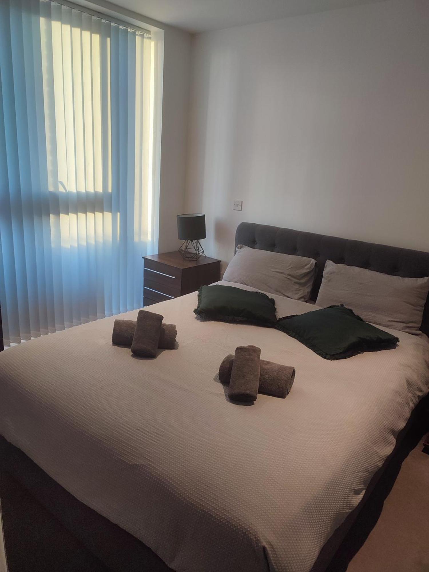 2 Bedroom 2 Bath 1 Ensuite In Roya Asenal Beautiful Views & Parking 런던 외부 사진