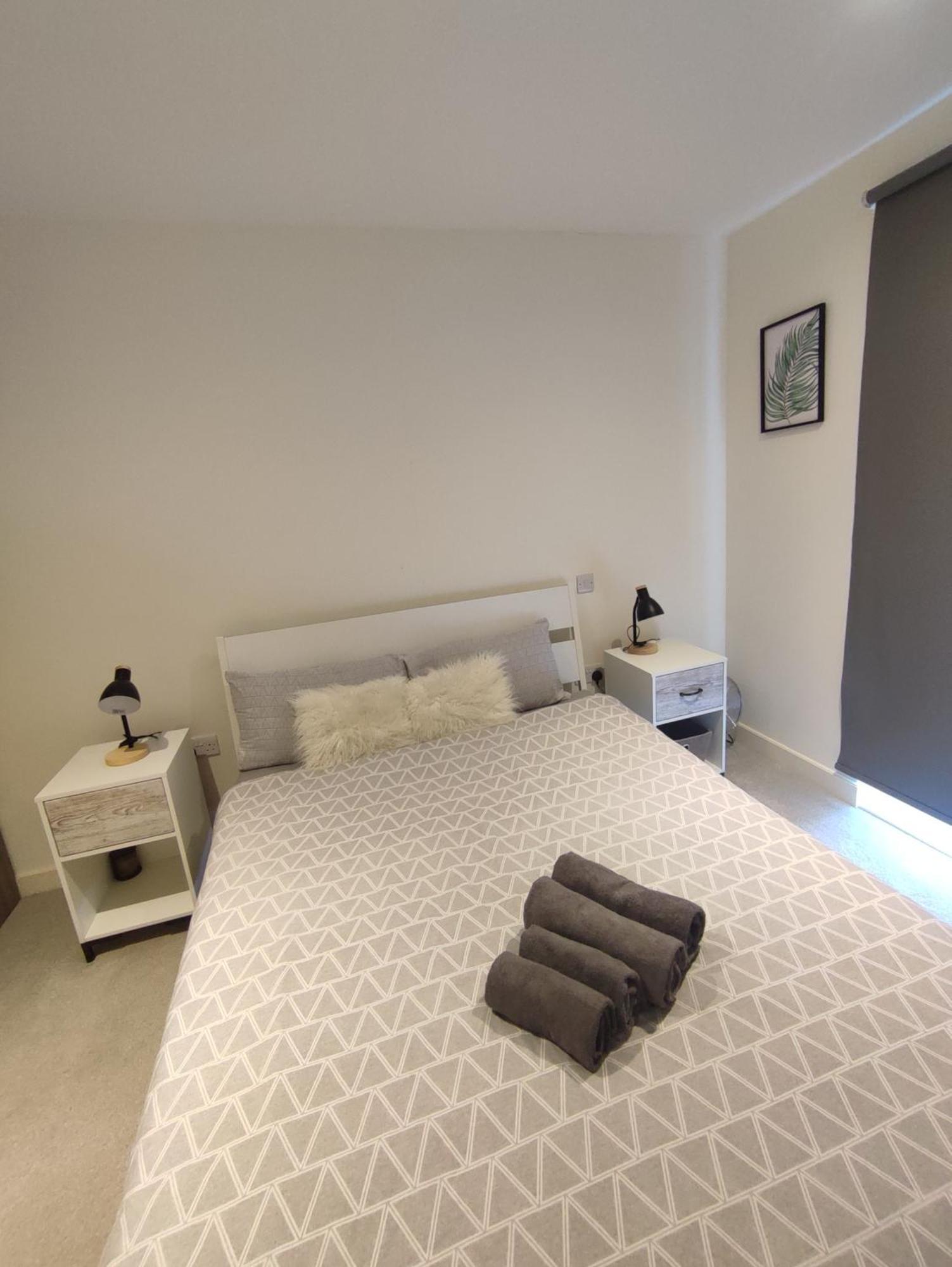 2 Bedroom 2 Bath 1 Ensuite In Roya Asenal Beautiful Views & Parking 런던 외부 사진