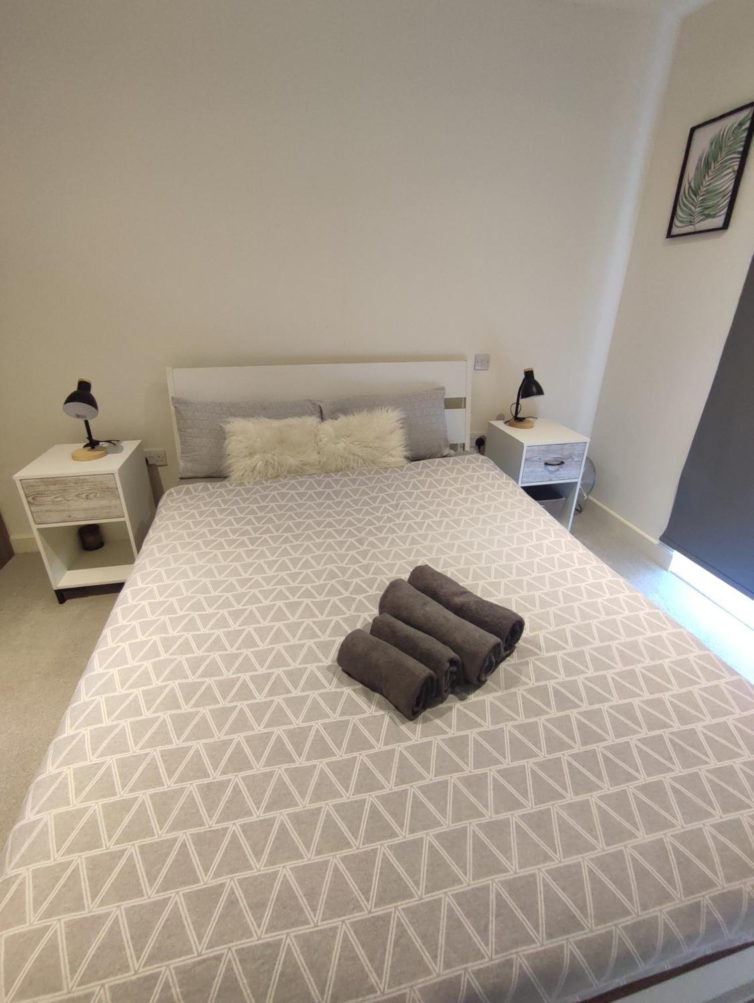 2 Bedroom 2 Bath 1 Ensuite In Roya Asenal Beautiful Views & Parking 런던 외부 사진