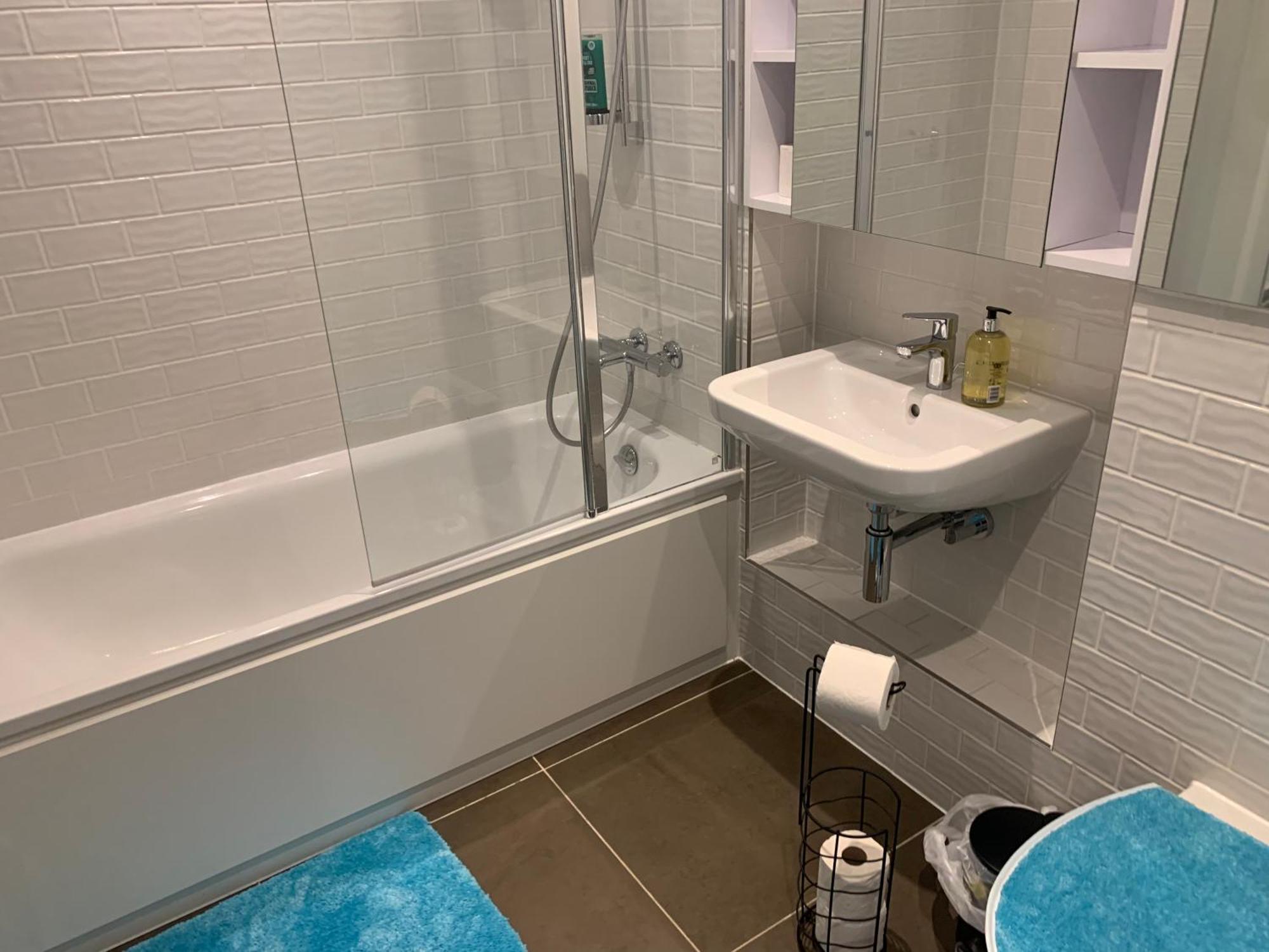 2 Bedroom 2 Bath 1 Ensuite In Roya Asenal Beautiful Views & Parking 런던 외부 사진