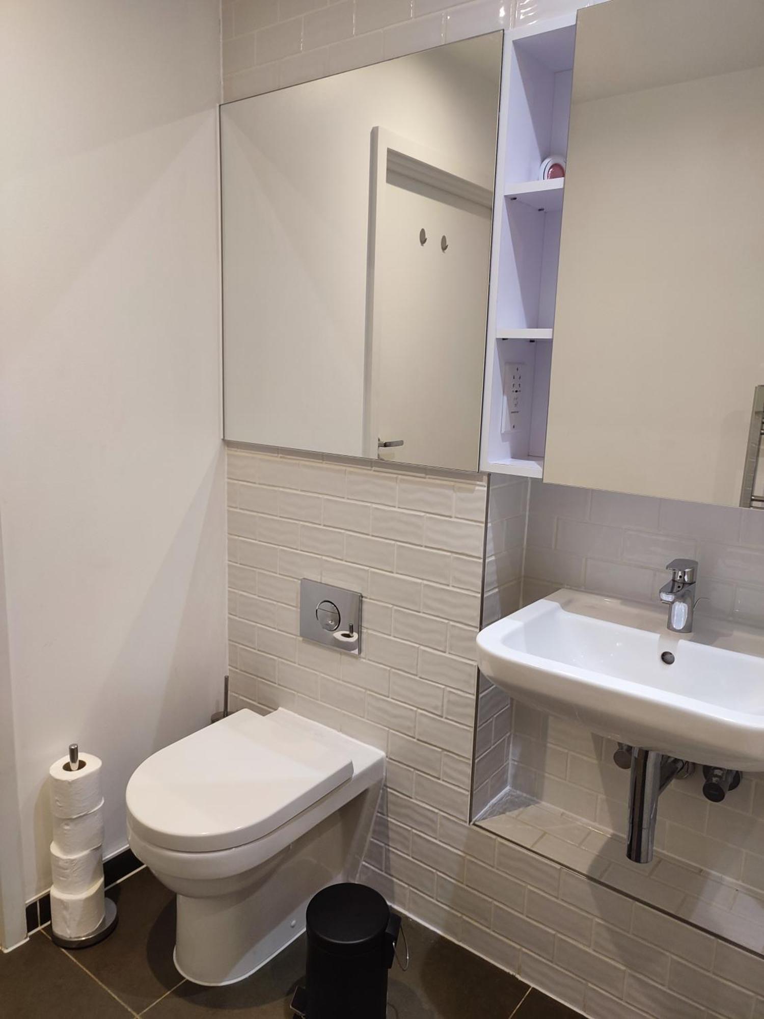 2 Bedroom 2 Bath 1 Ensuite In Roya Asenal Beautiful Views & Parking 런던 외부 사진